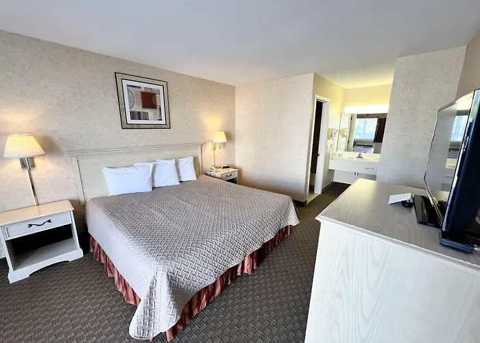 Court Plaza Inn & Suites Of Mackinaw