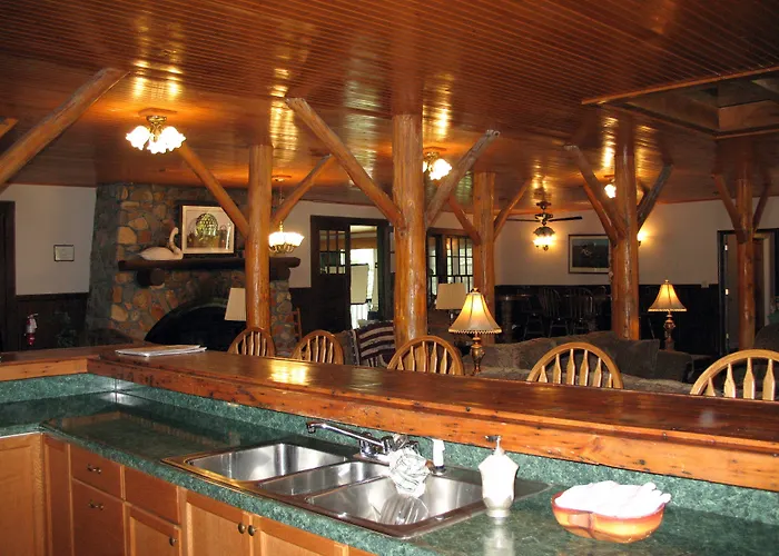 Highland Lake Inn & Resort - Flat Rock