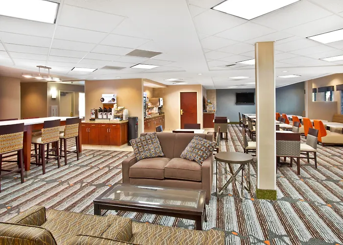 Holiday Inn Express & Suites Bradley Airport By Ihg