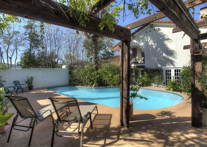 Lakehouse Bed And Breakfast