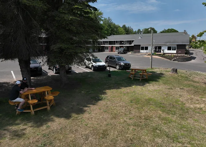 Cedar Motor Inn