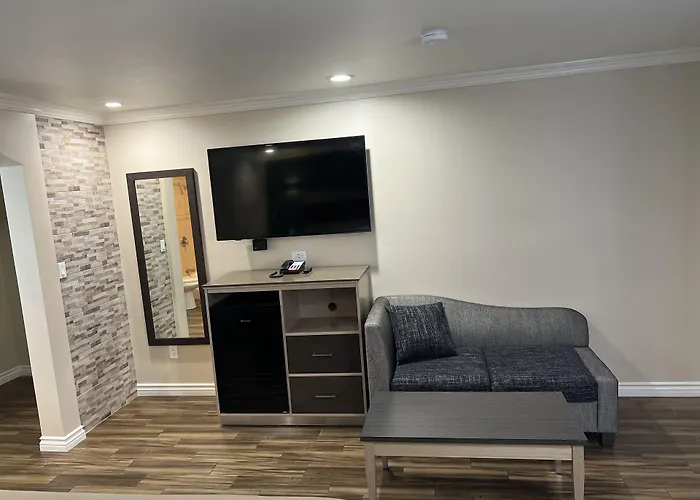 Walnut Inn & Suites West Covina