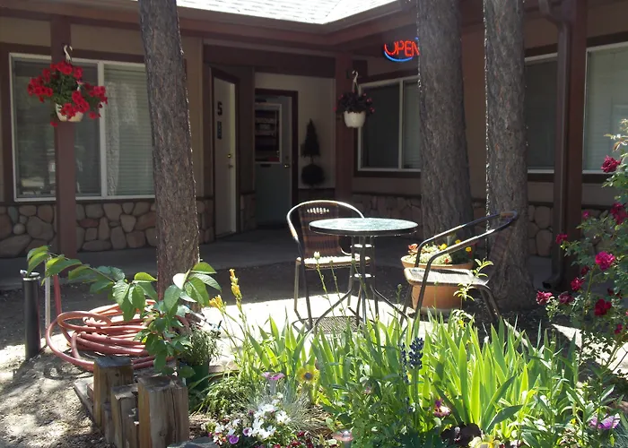 Vintage Lakeside Inn