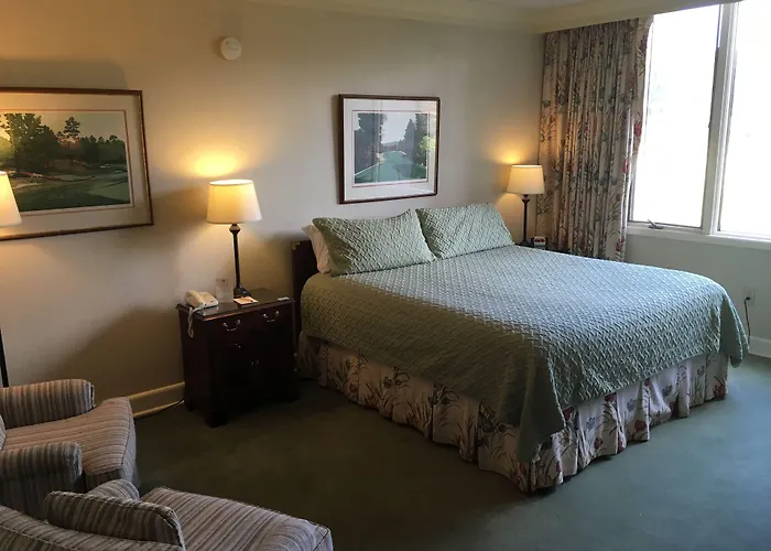 The Inn At Houndslake