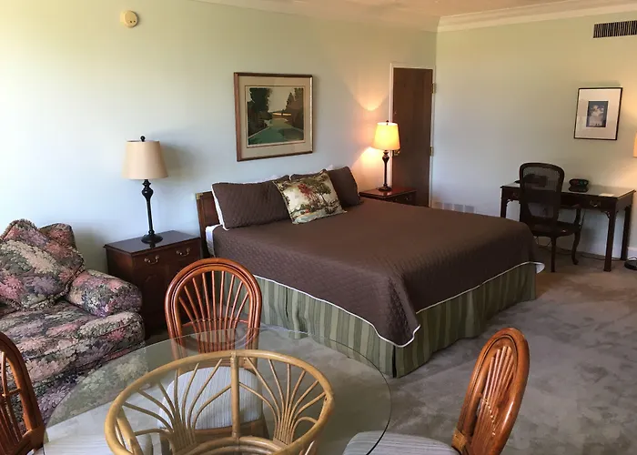 The Inn At Houndslake
