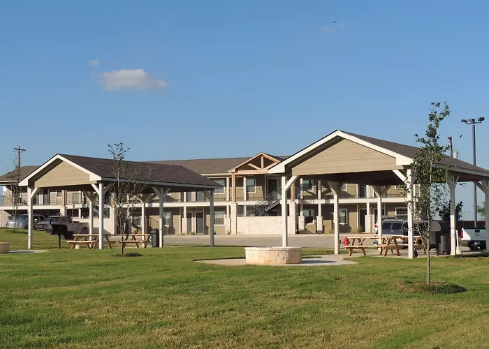 Eagle'S Den Suites Kenedy A Travelodge By Wyndham