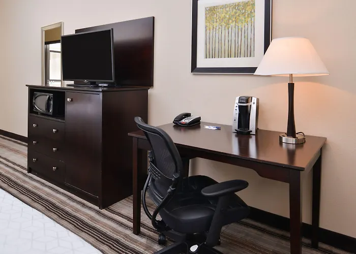 Holiday Inn Express & Suites Emporia Northwest By Ihg