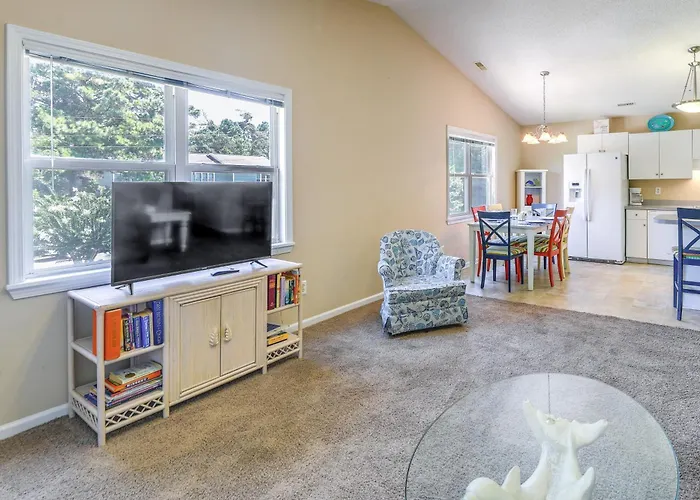 Charming Emerald Isle Escape < 1 Mi To Beach!