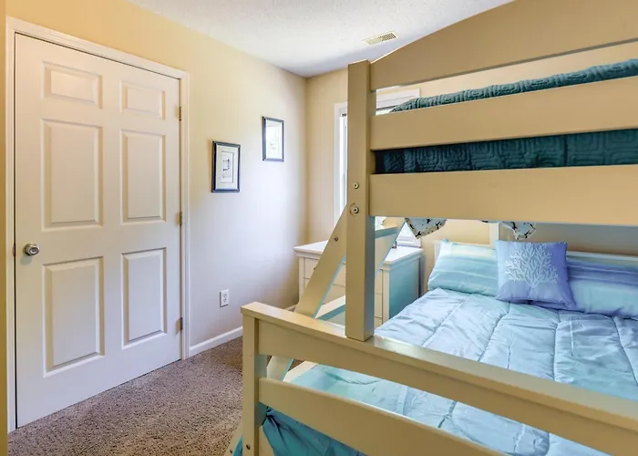 Charming Emerald Isle Escape < 1 Mi To Beach!