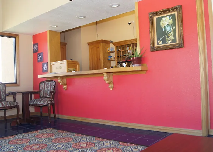 Holiday Lodge & Suites