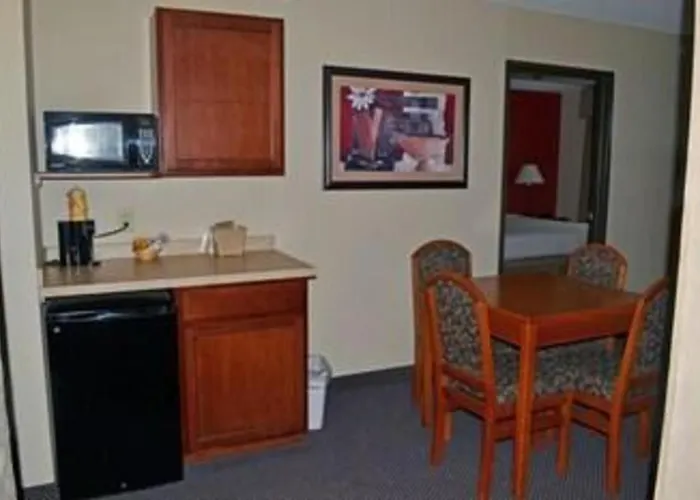 Paola Inn And Suites