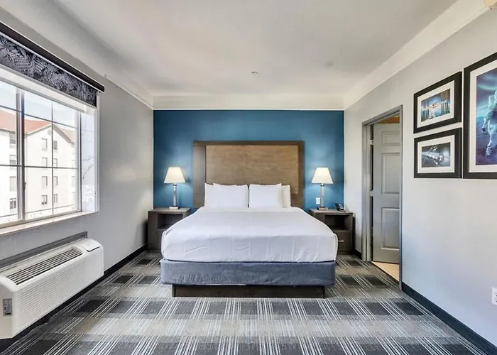 Platinum Inn & Suites Webster