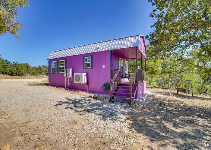 Whimsical Cabin W/ Grill < 4 Mi To Lake Brownwood!