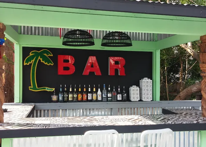 Upper Deck Hotel And Bar - Adults Only
