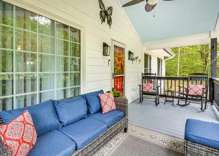 Enchanting Creekside Cottage W/ Hot Tub