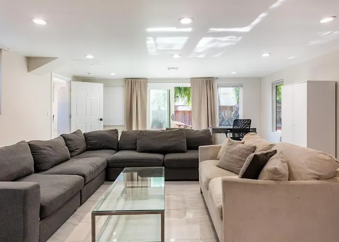 Spacious 5 Bedroom Brand New House Lax
