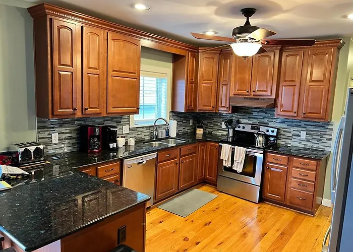 4 Bedroom Oasis With Hot Tube