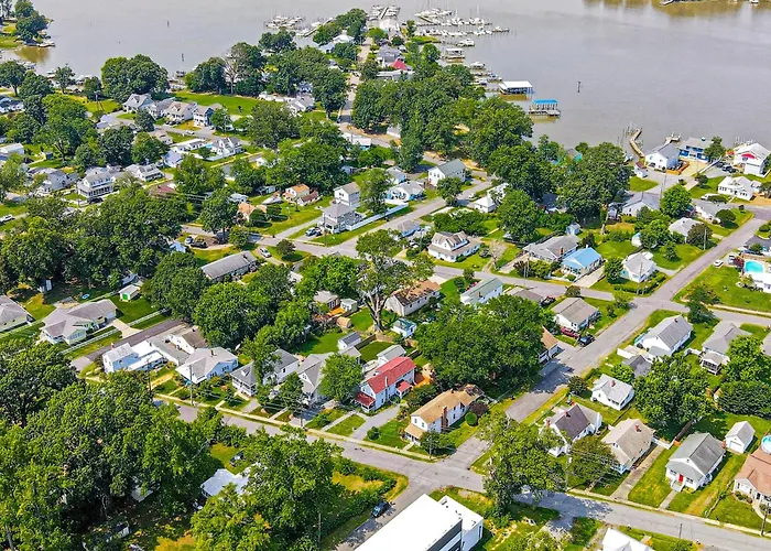 Cozy Cottage Just 2 Blocks From The River!