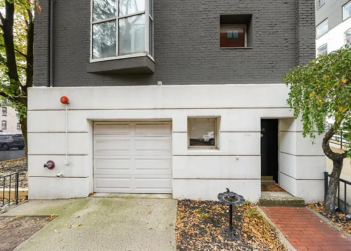 Modern 3Br Townhouse With Private Rooftop & Parking Minutes To Nyc