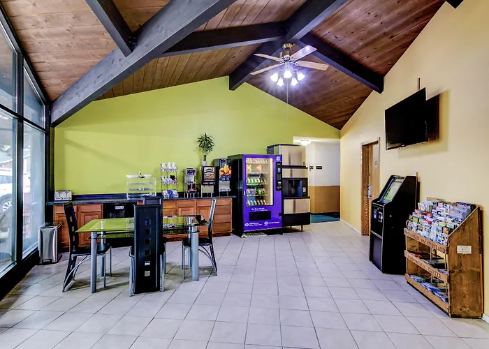 Bloomer Inn & Suites