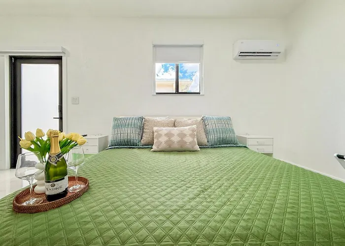 Luxury Private Studio King Bed Free Parking