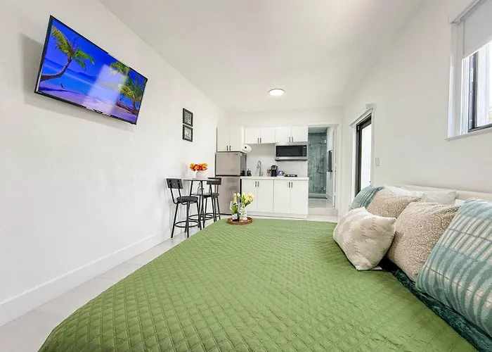 Luxury Private Studio King Bed Free Parking