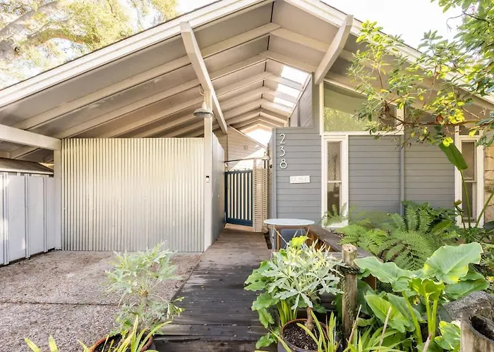 2 Bedroom Bungalow With Hot Tub