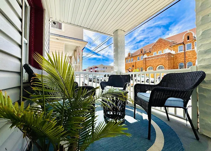 Ultra Modern - Entire 3 Bedroom Apartment - 5 Min Walk To The Beach