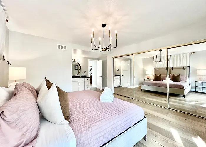 #Marbella Lane - Cozy Modern Home With Relaxing Design & Pool