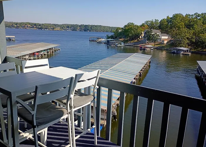F Lakefront! Remodeled, Sleeps 4, Boat Slip, Patio, Wifi, Cable, Pool