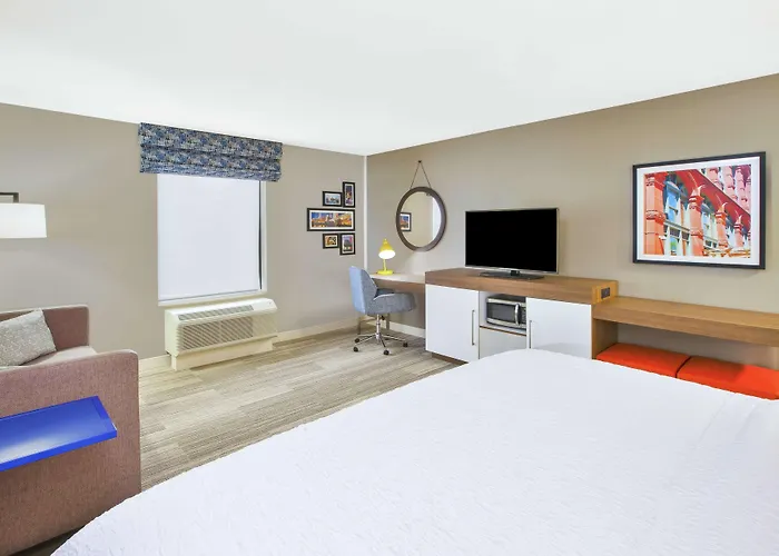 Hampton Inn & Suites Oakwood Village-Cleveland