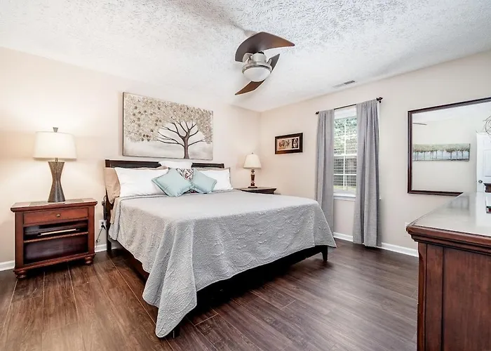 3Br Home With Smart Tvs In Every Room, King Suite & Pool Table