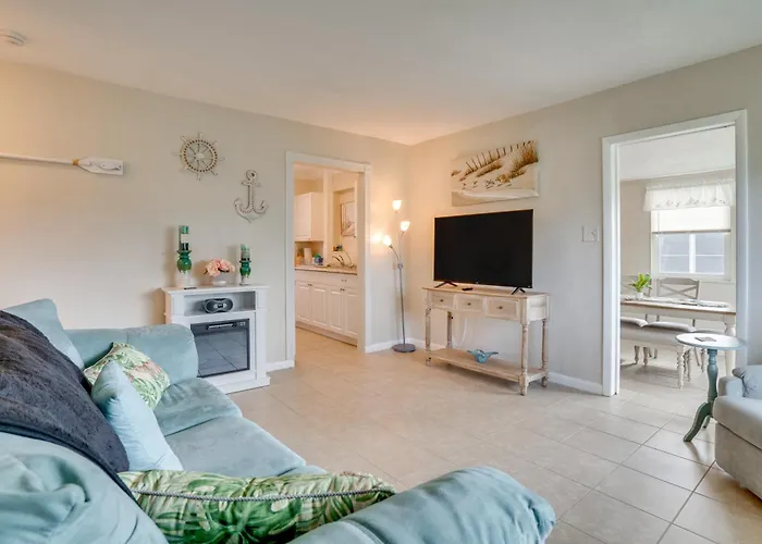 Relax In Hot Tub, Walk To Springs: North Port Home