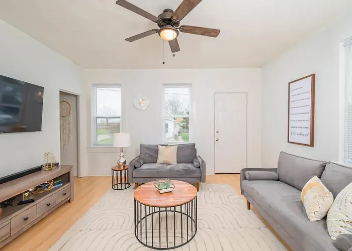 Downtown 2 Bedroom Home - Office