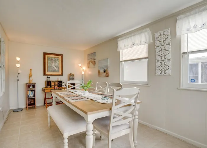 Relax In Hot Tub, Walk To Springs: North Port Home