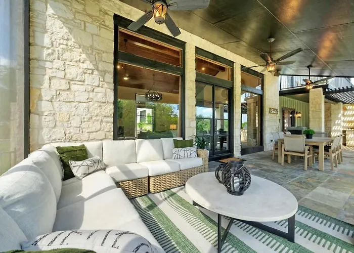 Waterfront Sleeps 16 Perfect For Family & Wurstfest