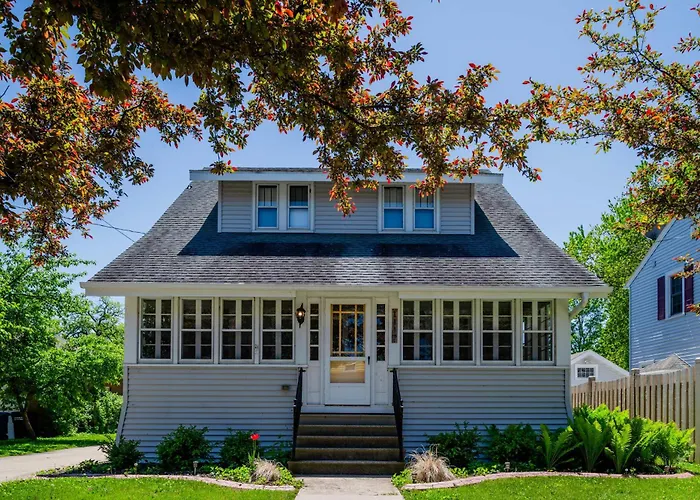 Character Family Home - 3 Bedroom 2 Bath