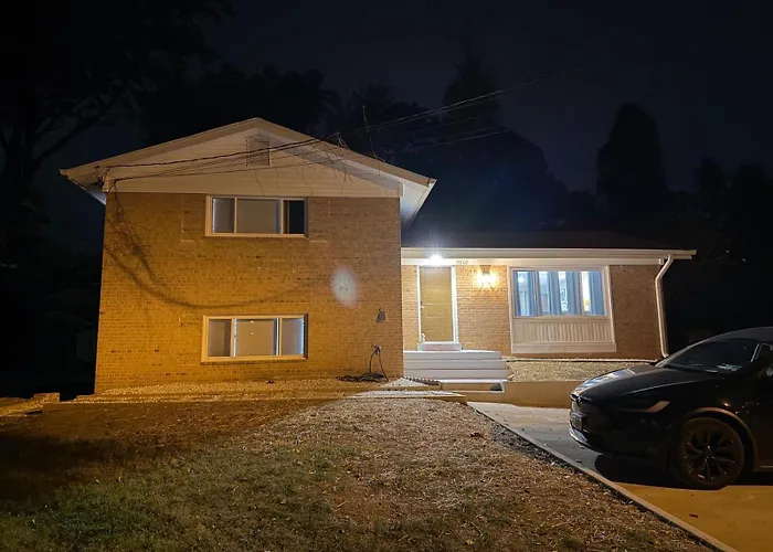 Spacious 5 Bedroom Single Family Home Sleeps 12 With Driveway Near Dc