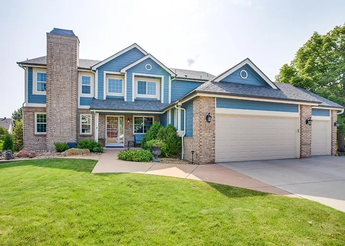 Walk To Rec Center: Spacious Highlands Ranch Home