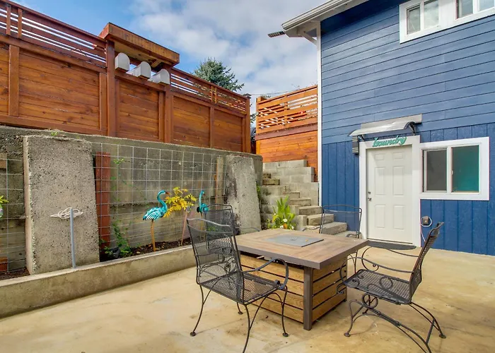 Coos Bay Apartment: 2Br Unit, 1 Mi To Downtown