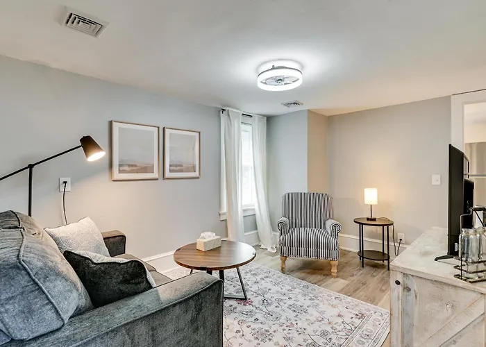 2 Mi To Uptown: Centrally Located Kingston Apt!