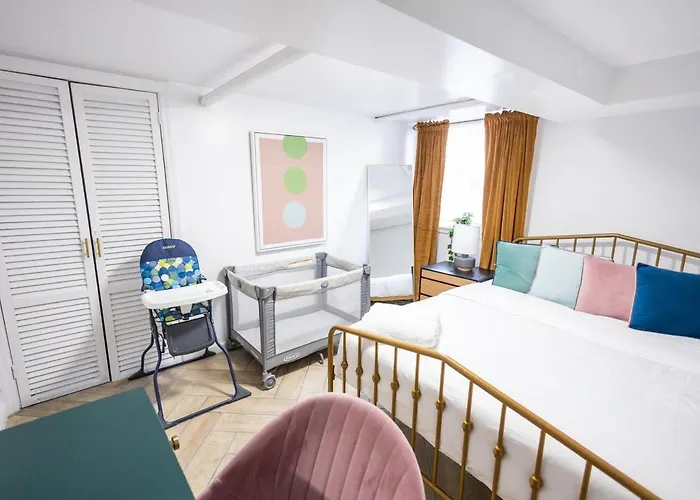 Retro 2 Bedroom Basement Apt With Free Street Parking