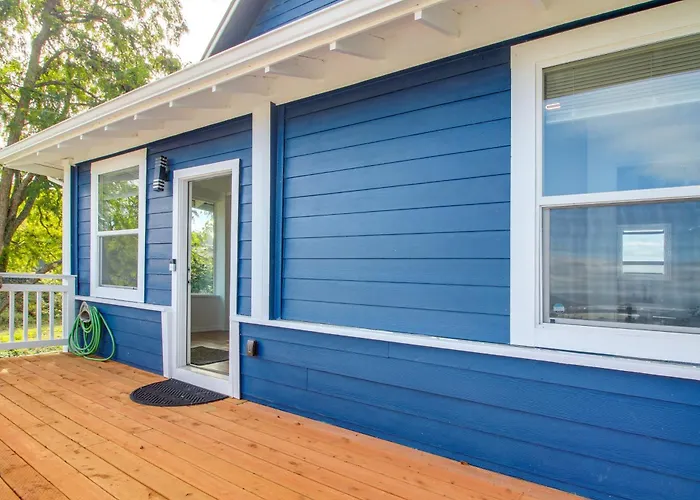 Coos Bay Apartment: 2Br Unit, 1 Mi To Downtown