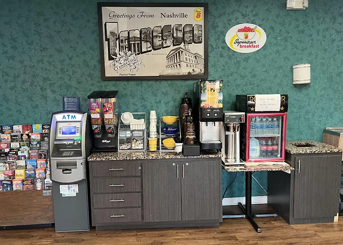 Super 8 By Wyndham Nashville Near Downtown / I-40