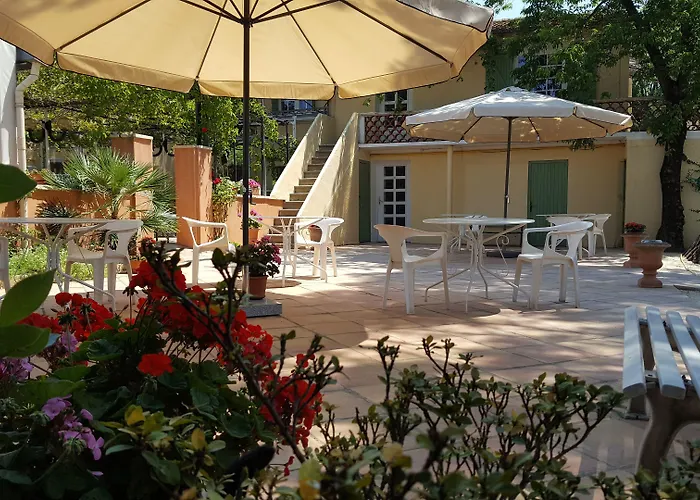 Logis Hotel Le Chene Vert