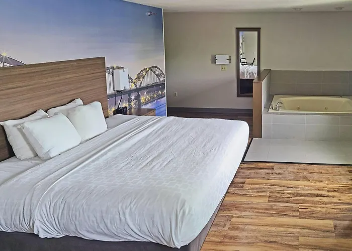Clarion Pointe Bettendorf - Quad Cities