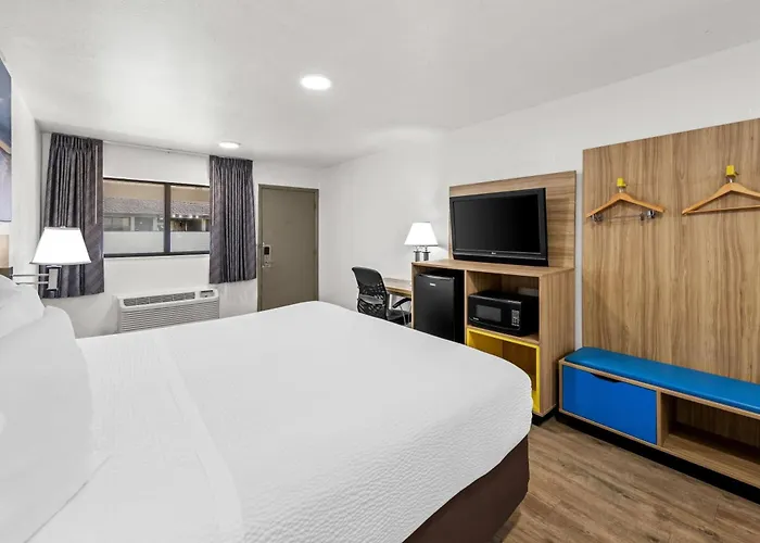 Days Inn By Wyndham Independence