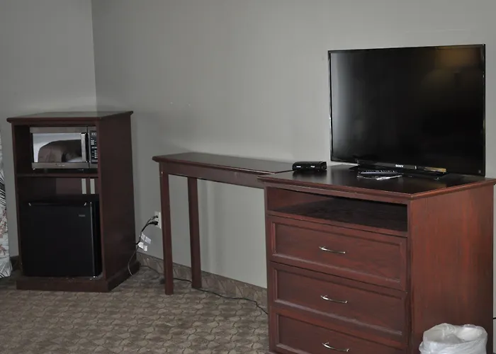 Seaport Inn & Suites