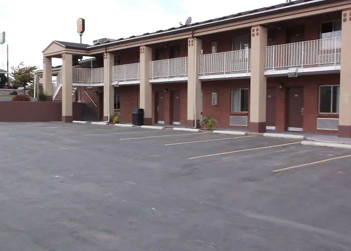 Super 8 By Wyndham Salina/Scenic Hills Area