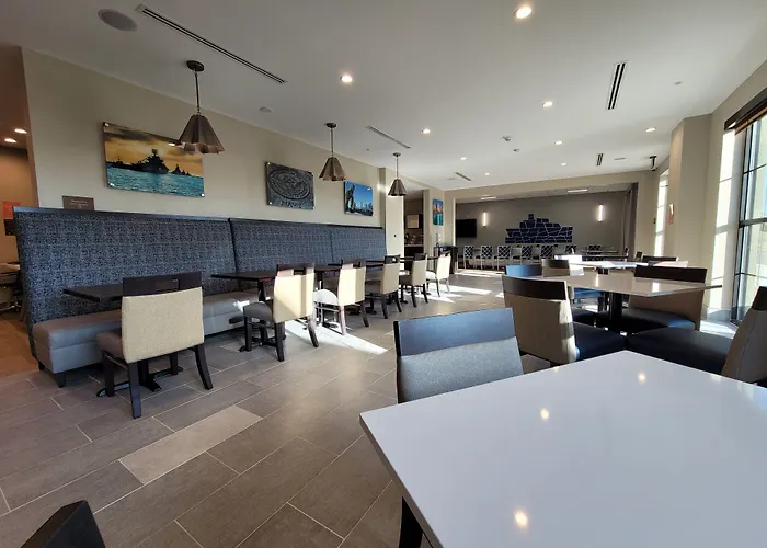Comfort Inn & Suites Jacksonville - Orange Park Near Naval Air Station
